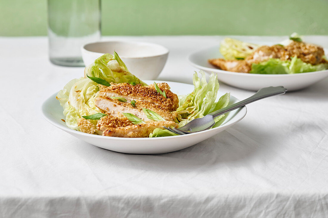 Hähnchensalat mit Sesamhuhn Salatspalten und Honigdressing