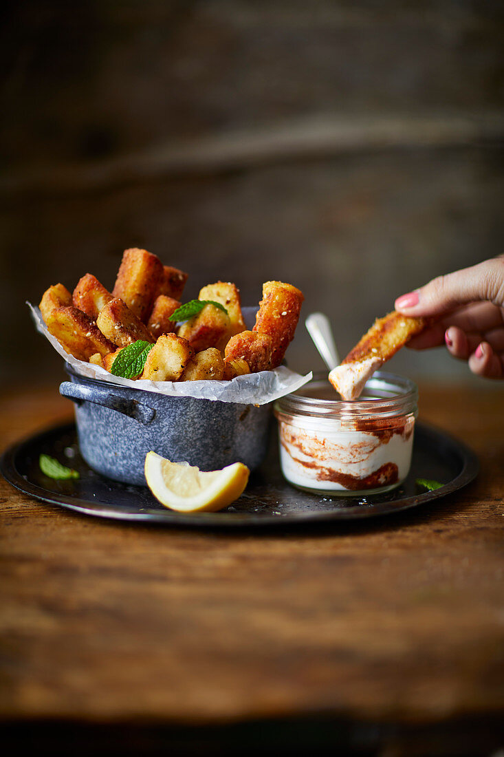 Halloumi-Pommes mit würzigem Joghurtdip