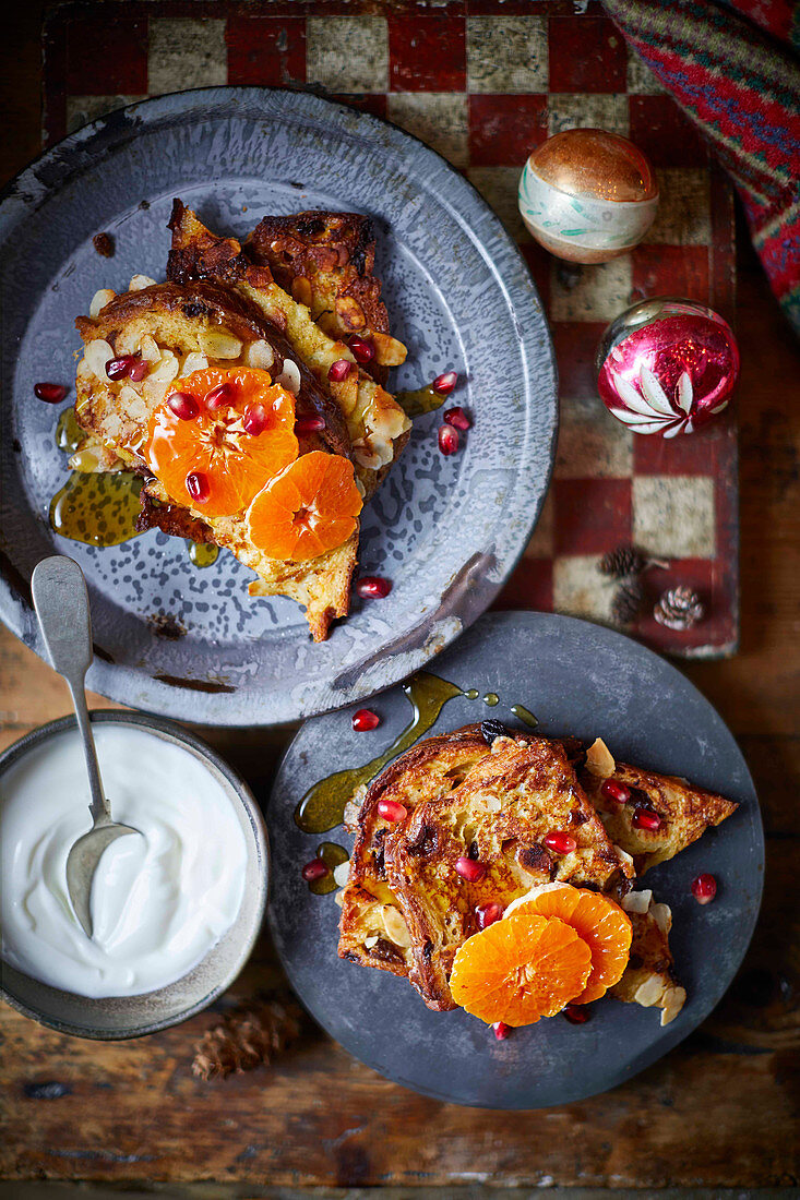 Knuspriger Panettone-French-Toast mit Orangen und Mandelblättchen