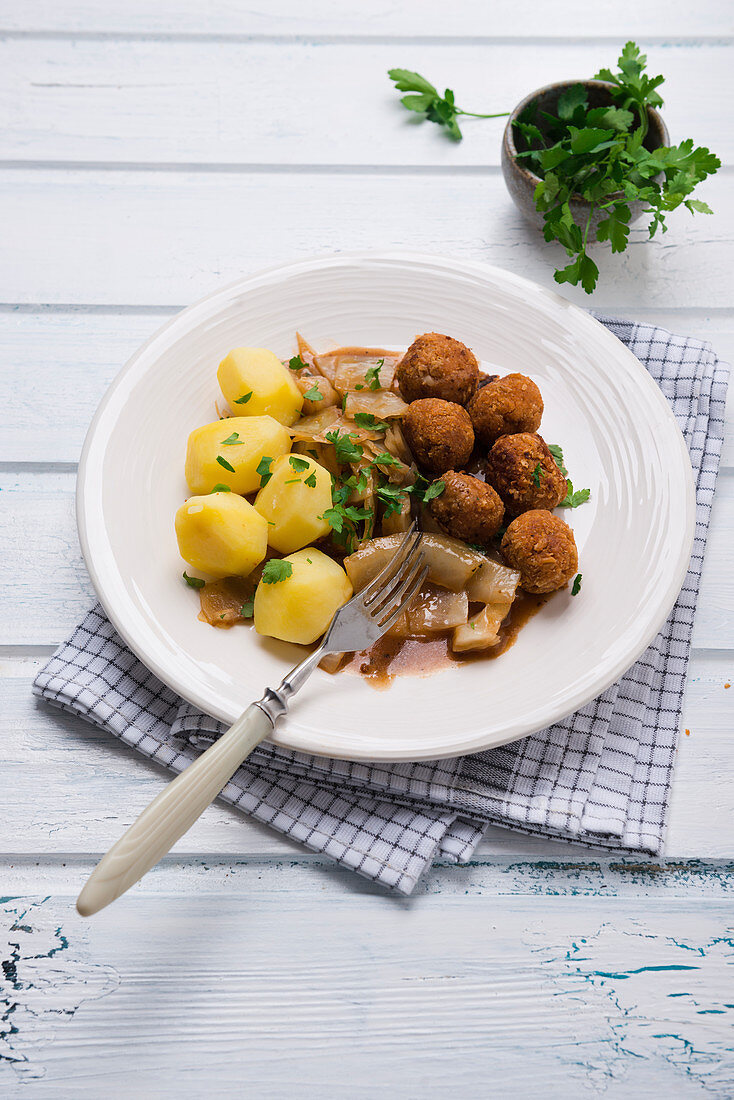 Kartoffeln mit Weisskohlgemüse und veganen Bohnenhackbällchen