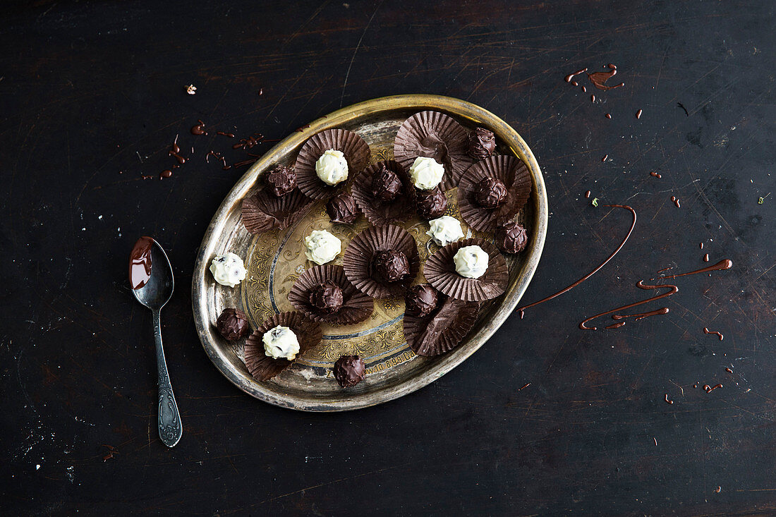 Vegane Trüffelpralinen aus Sheabutter, Schokolade, Sojasahne und Rum