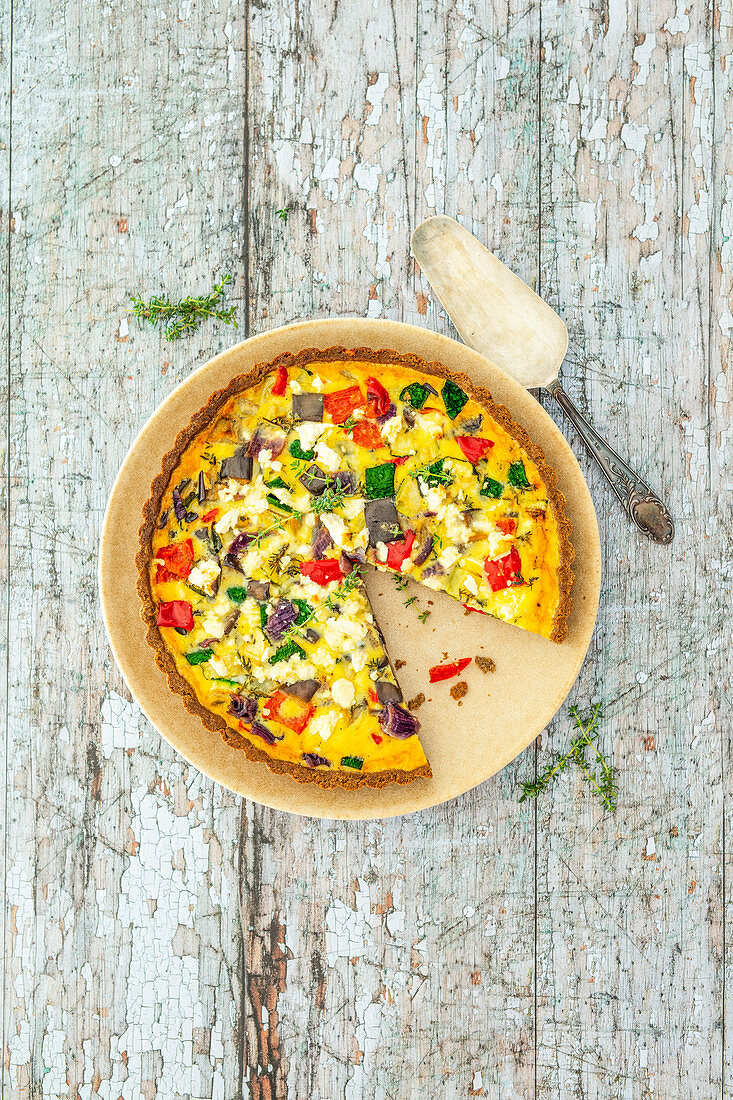 Glutenfreie Quiche mit Süßkartoffelmehl, Leinsamenmehl, mediterranem Gemüse und Feta