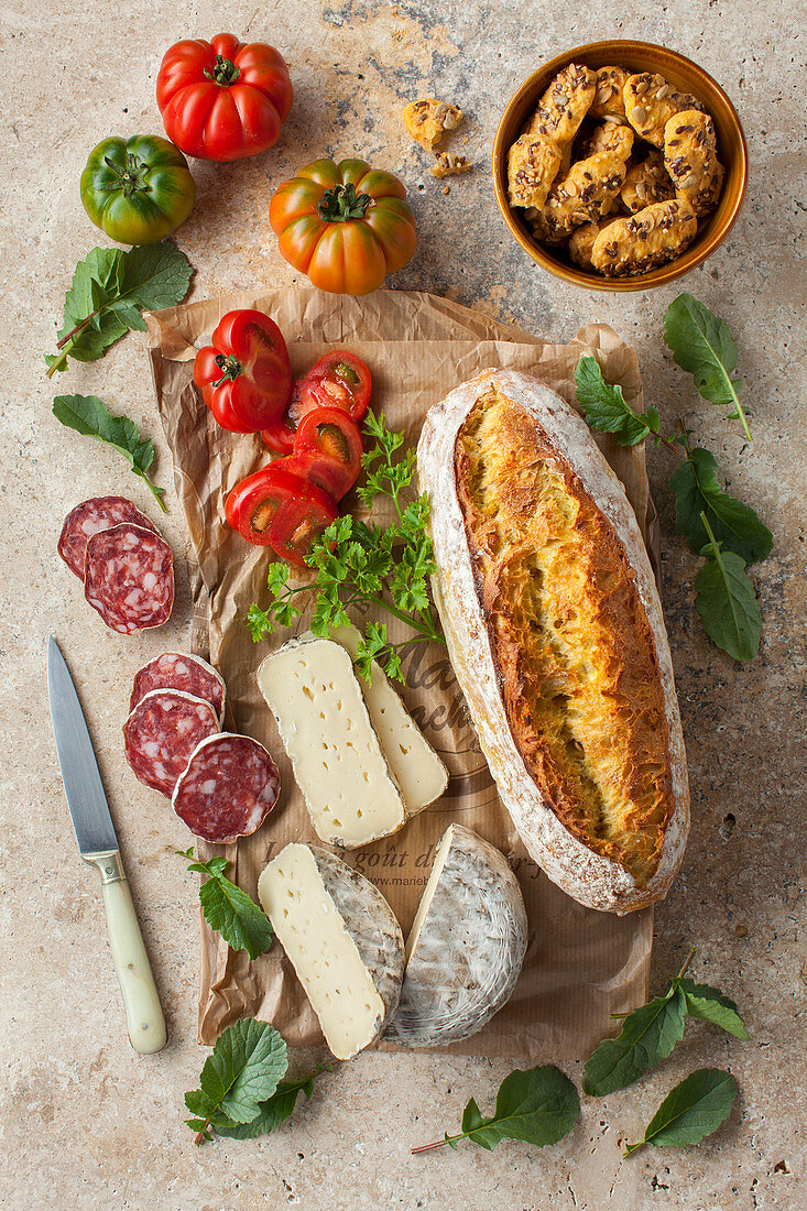 Brotzeit mit Käse, Salami, Tomaten und Brot