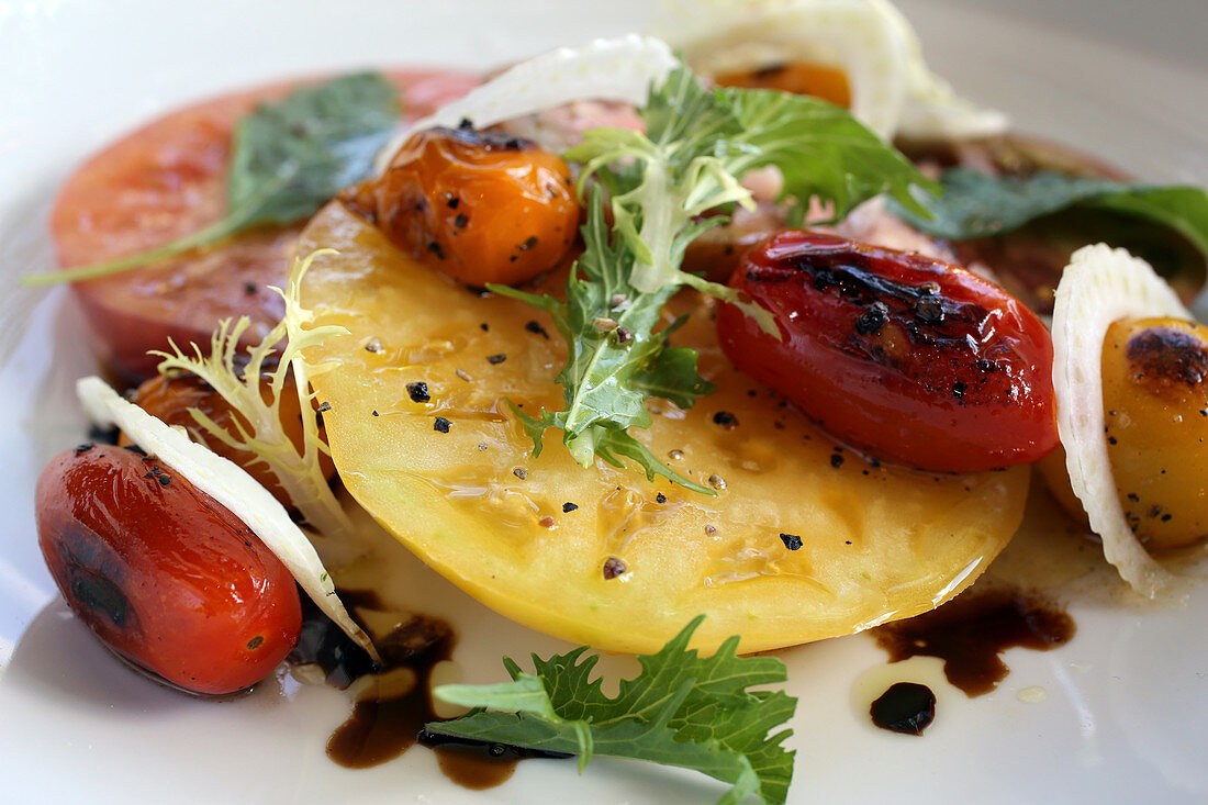 Heirloom-Tomatensalat mit Fenchel und Blattsalat