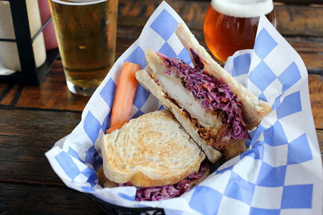 Hähnchenschnitzel-Sandwich mit Rotkohl im Biergarten