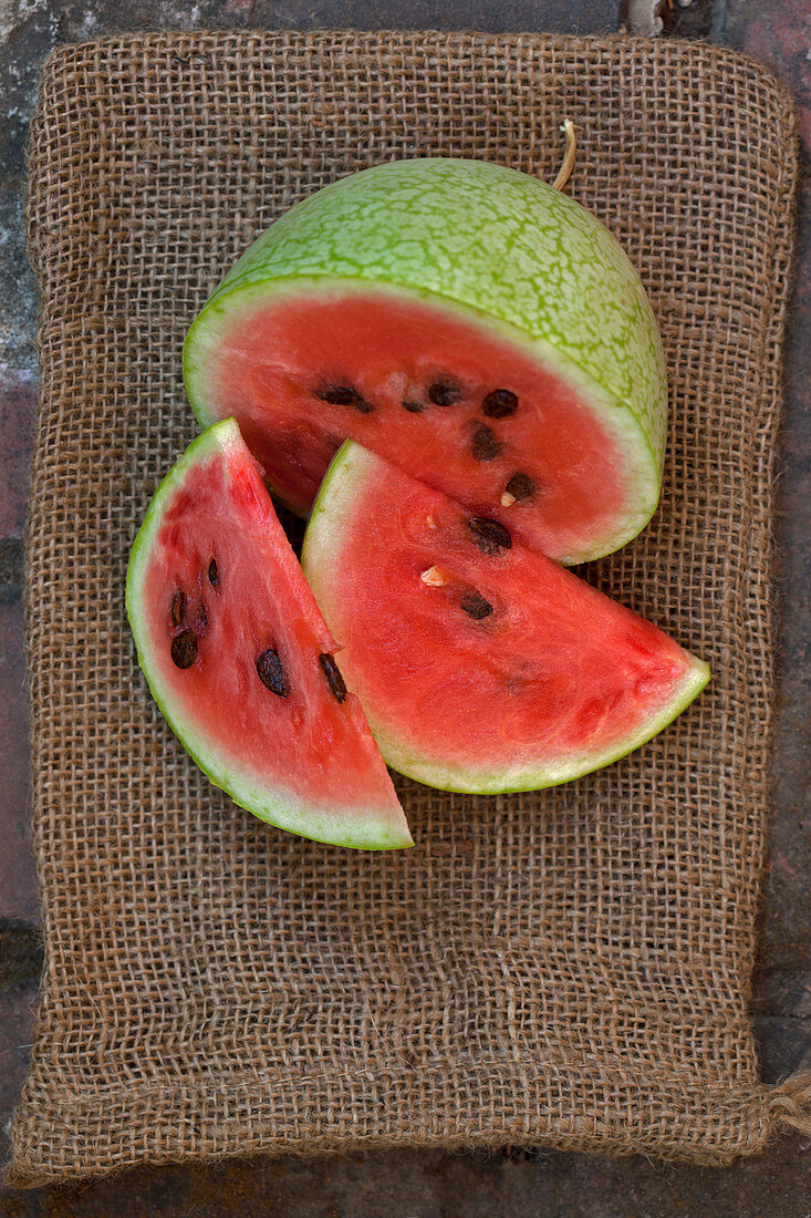 Aufgeschnittene Wassermelone der Sorte 'Ali Baba'