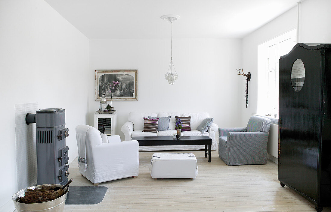 Klassisches Wohnzimmer in Weiß, Grau und Schwarz
