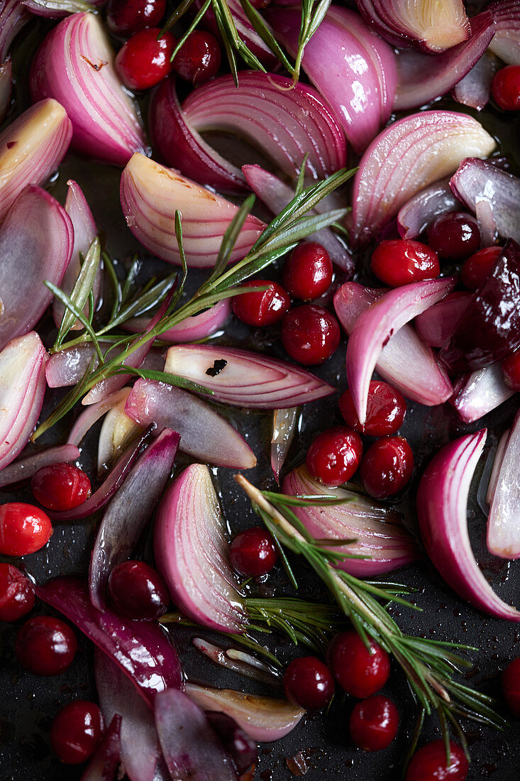 Red onions with cranberries and rosemary