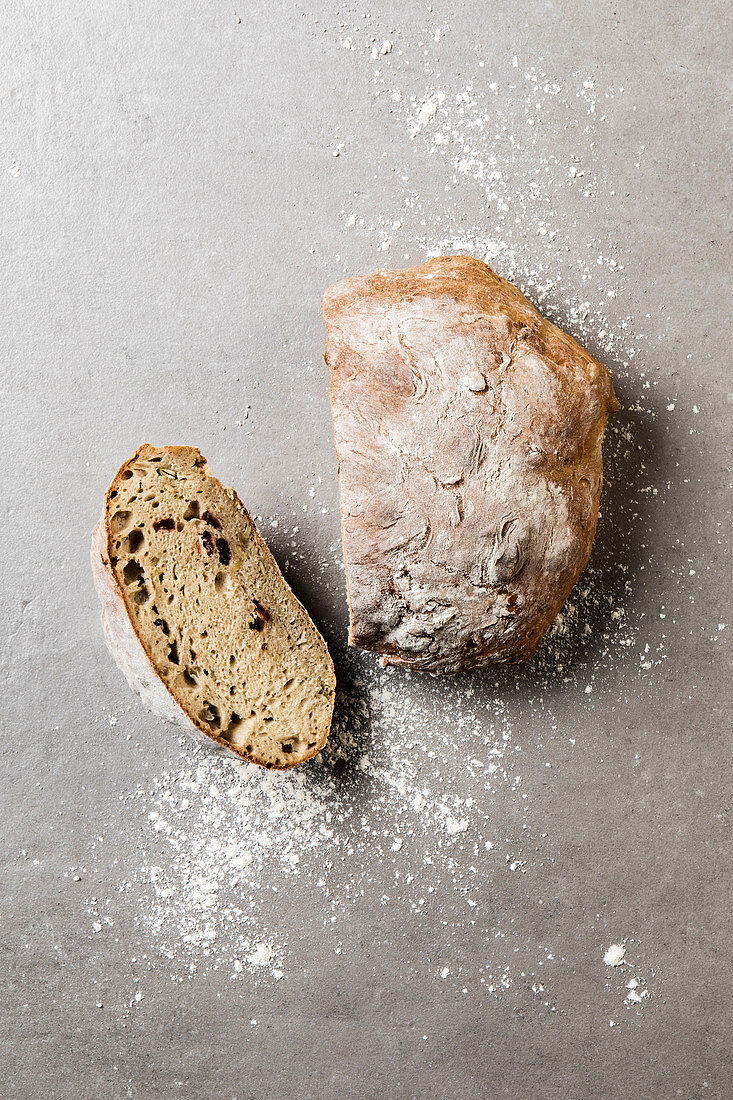 Brot mit Cranberries und Kürbiskernen, angeschnitten