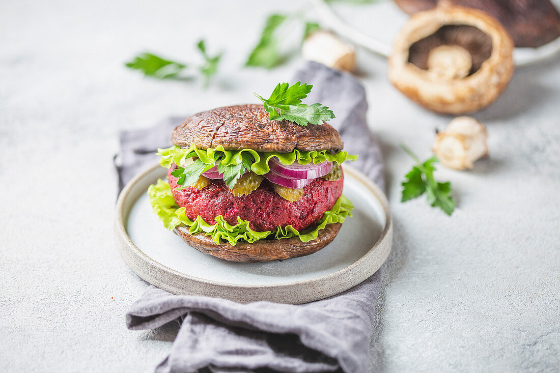 Vegetarischer Pilz-Burger mit Rote-Bete-Pattie