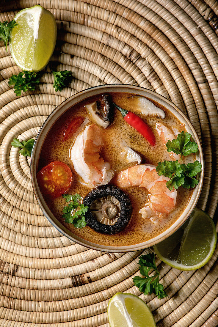 Tom Yum Kung mit Garnelen, Shiitake, Chili und Tomaten (Thailand)