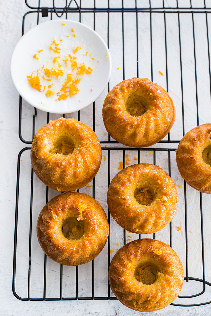 Kleine Orangen-Kranzkuchen auf Abkühlgitter