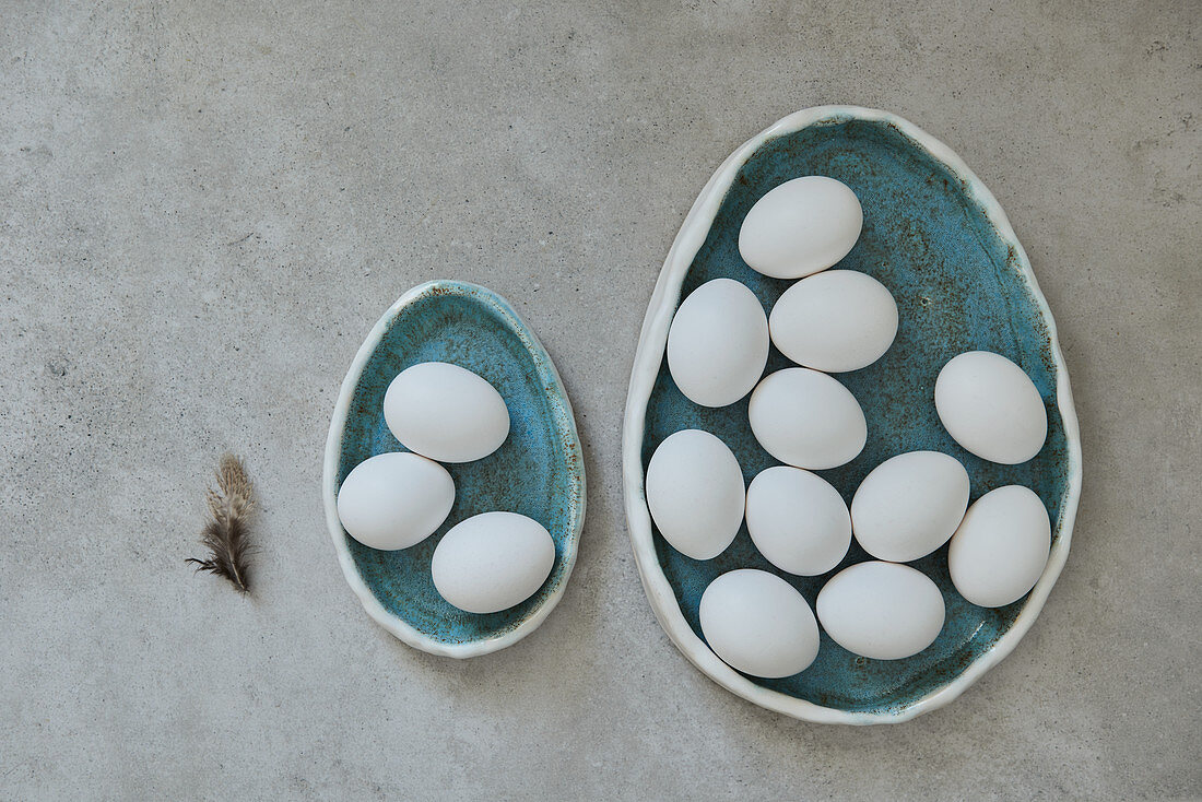 Eiförmige Keramikteller mit weissen Eiern