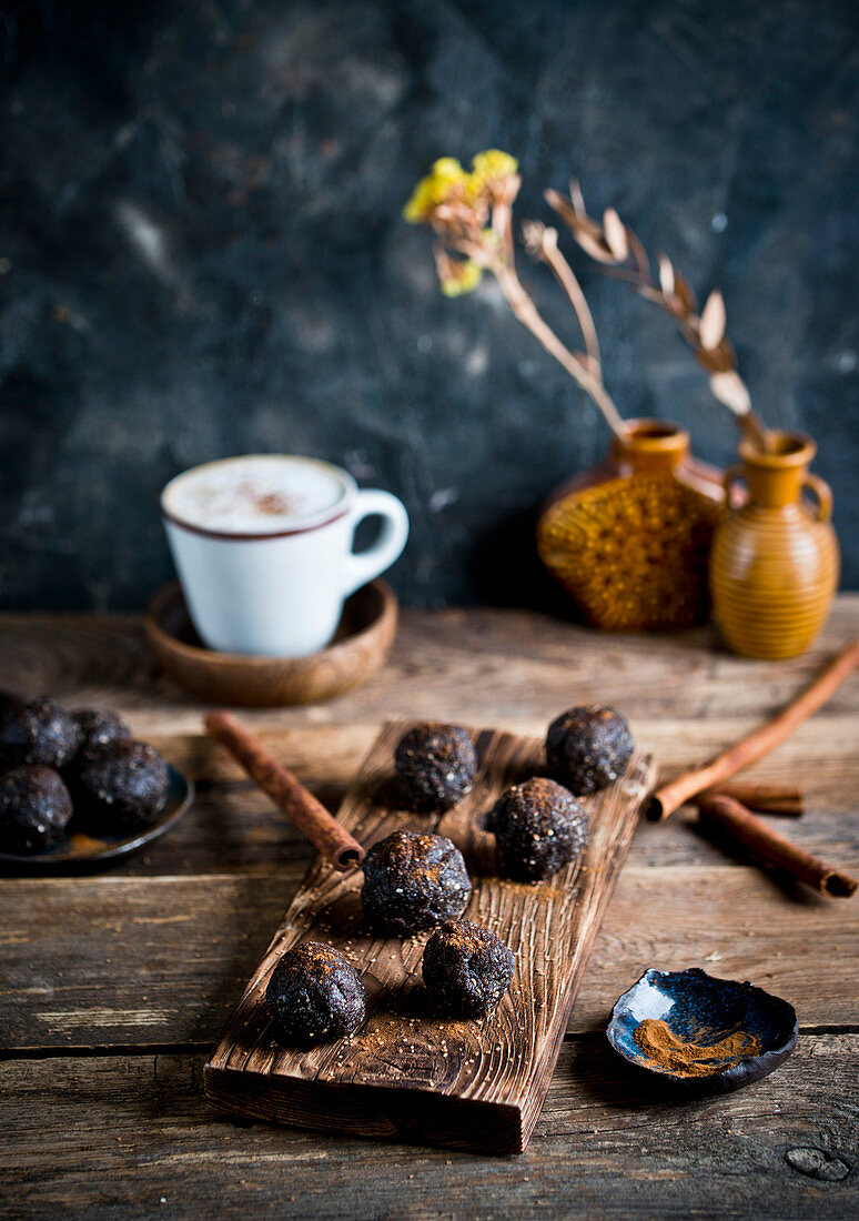 Dattel-Kakao-Pralinen zum Kaffee