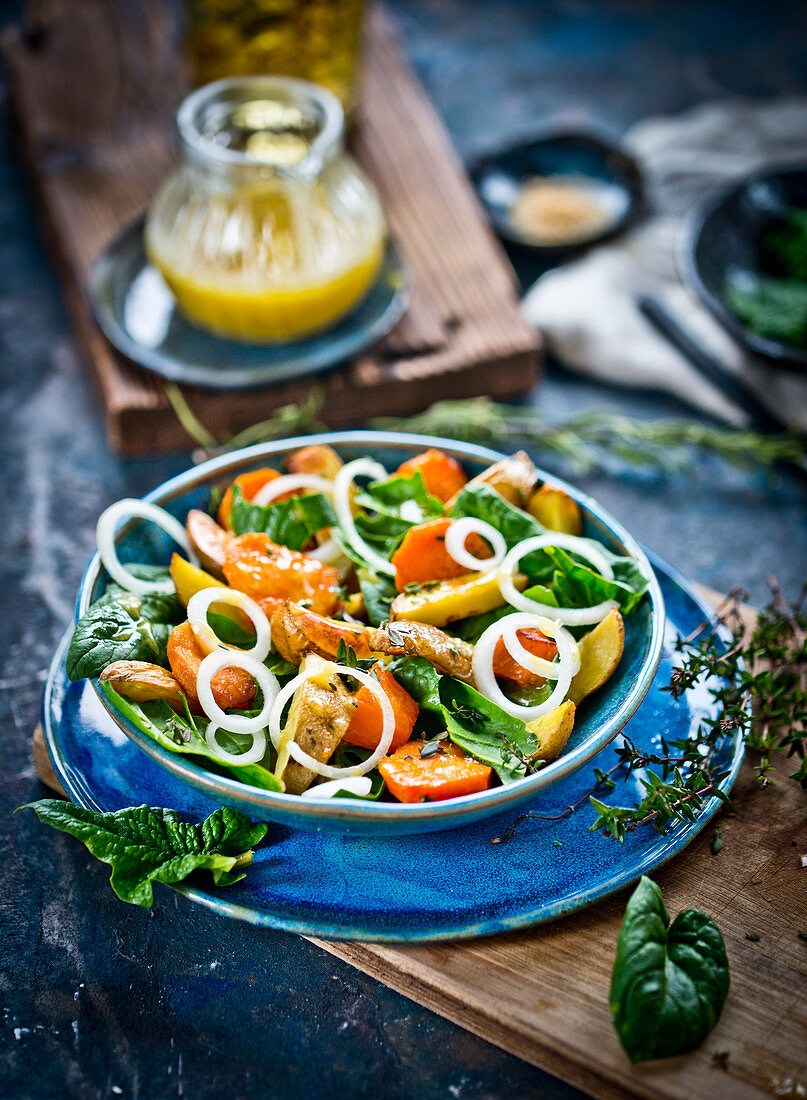 Bratkartoffel-Kürbis-Salat mit frischem Spinat