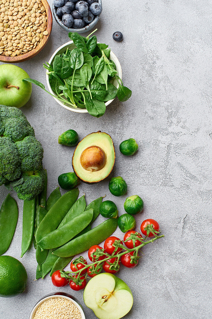 Stilleben mit gesunden Lebensmitteln für die vegetarische Ernährung