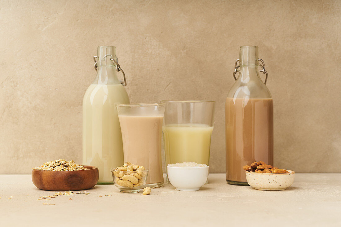 Hafermilch, Cashewmilch, Reismilch und Schokoladen-Mandelmilch