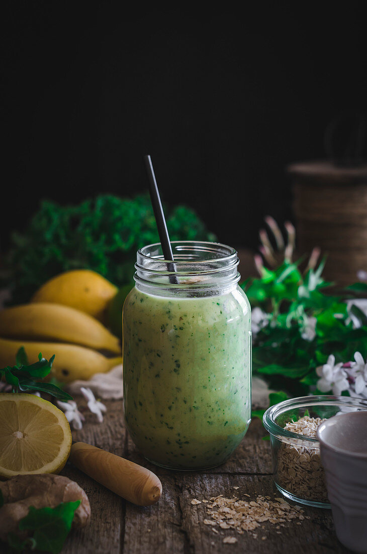 Grüner Smoothie umgeben von Zutaten