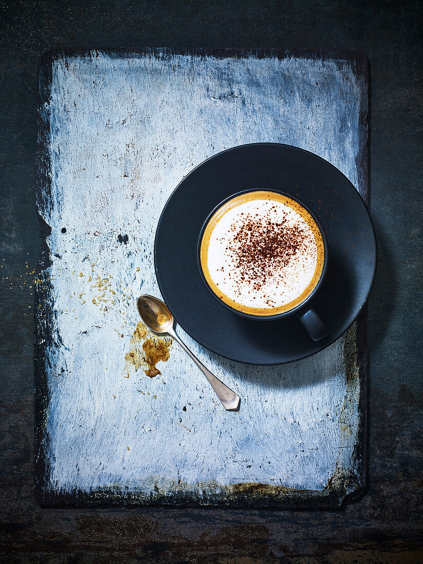 Eine Tasse Cappuccino mit Kakaopulver