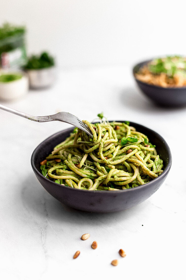 Nudeln mit Pesto und Pinienkernen