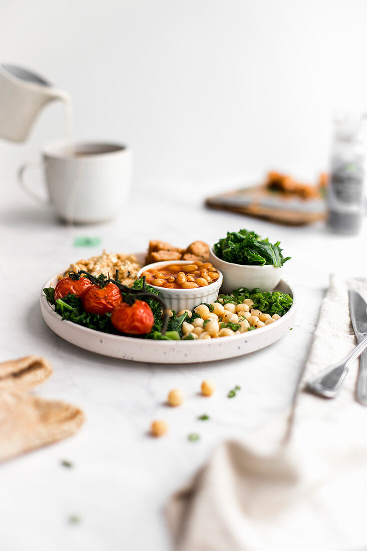 Englisches Frühstück mit Baked Beans, Rührei, Wurst und Gemüse