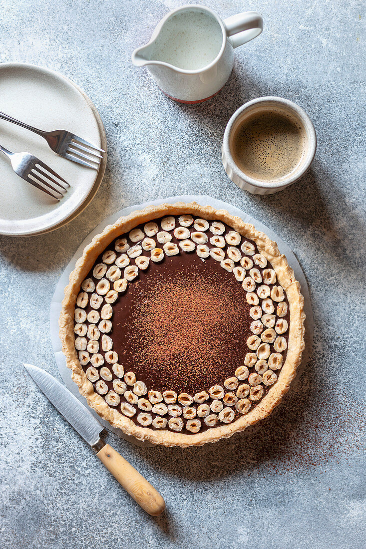 Schokoladen-Tarte mit Haselnüssen zum Kaffee