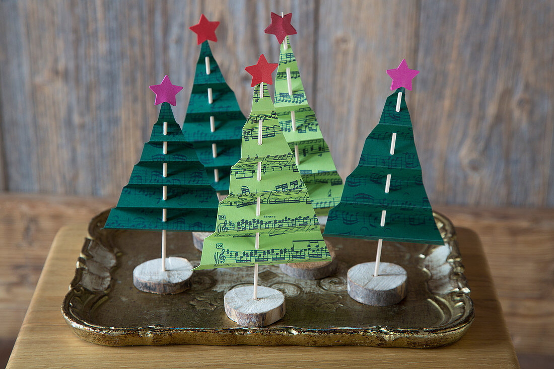 Selbstgebastelte Tannenbäumchen aus Notenblättern als Weihnachtsdekoration