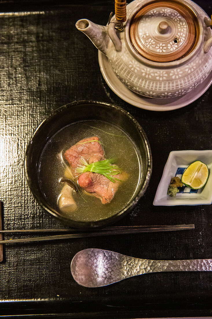 Japanische Supp mit Rindfleisch in Miso