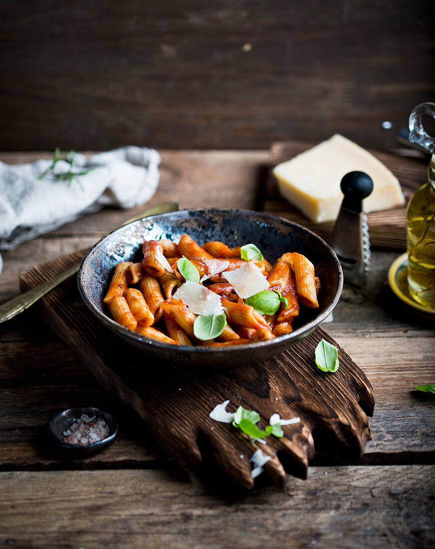 Penne Puttanesca mit Parmesan und Basilikum