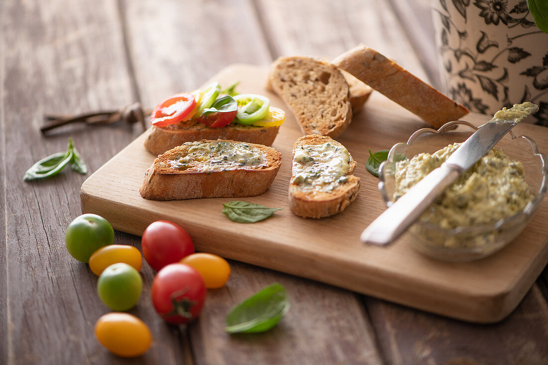 Brot mit Basilikumbutter