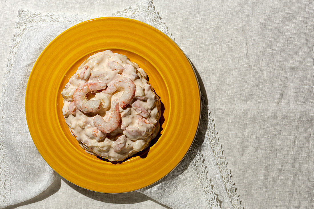 Russischer Salat mit Kartoffeln, Thunfisch und Garnelen