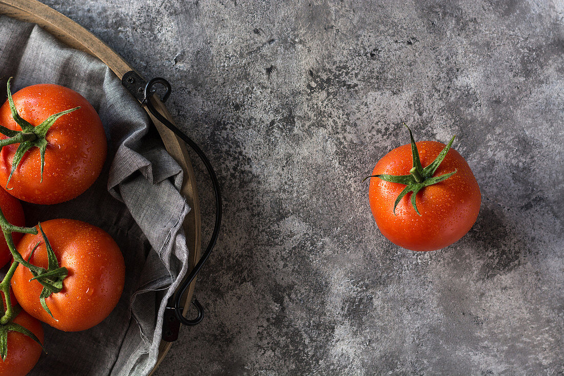 Tomaten auf grauem Untergrund