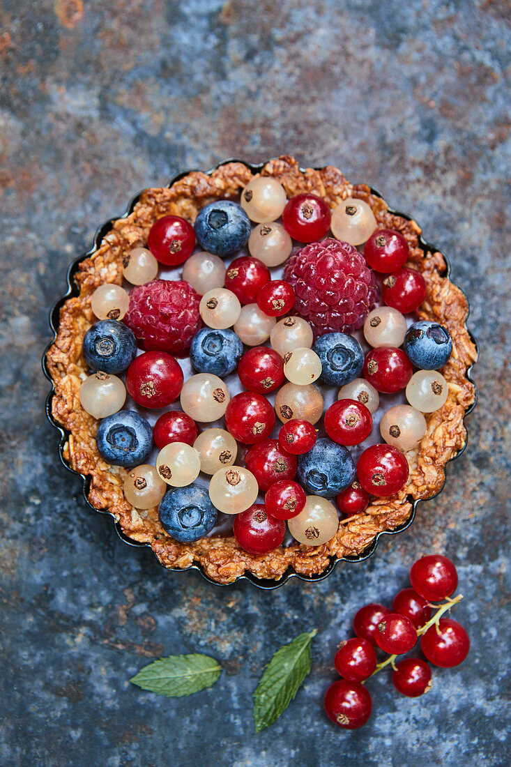 Berry tart with oatmeal and a peanut base