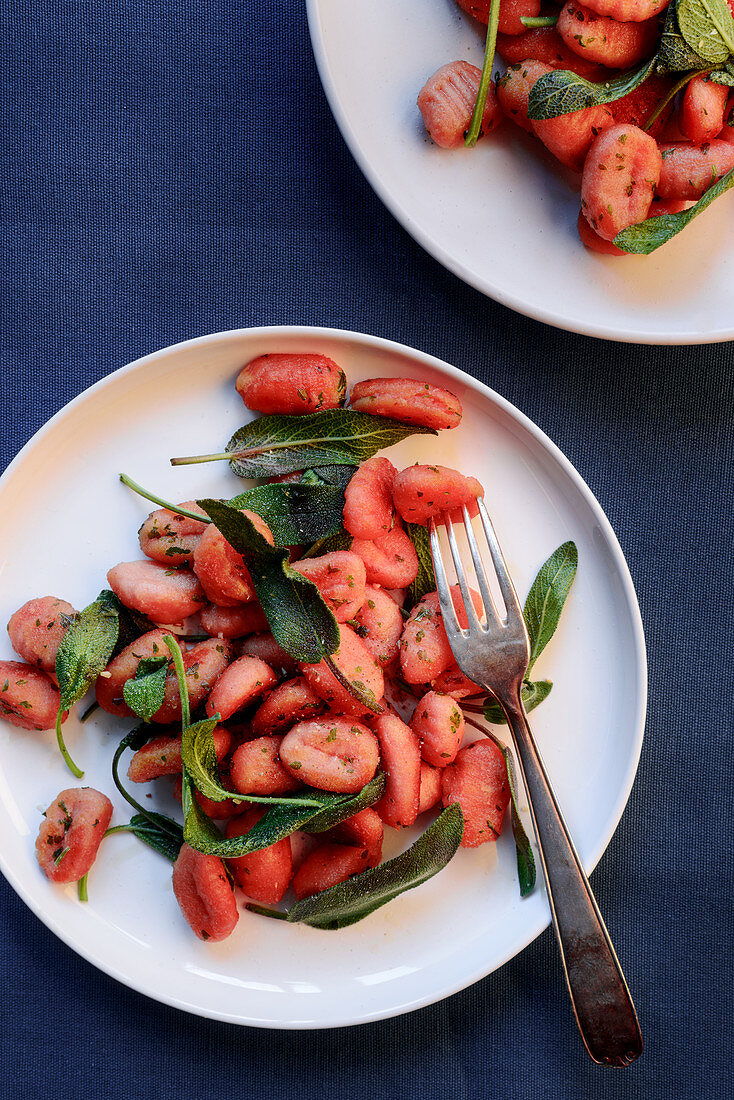 Rote-Bete-Gnocchi mit Salbei