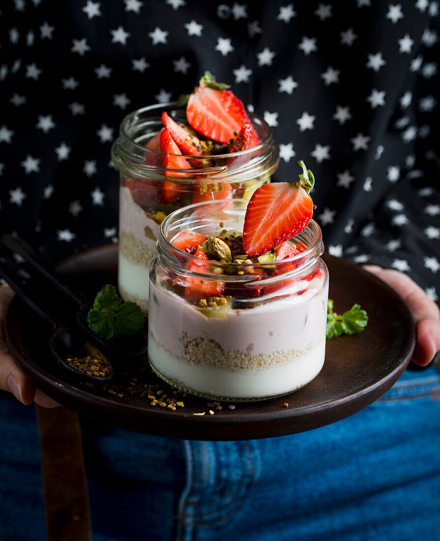 Joghurt mit Erdbeeren und Pistazien