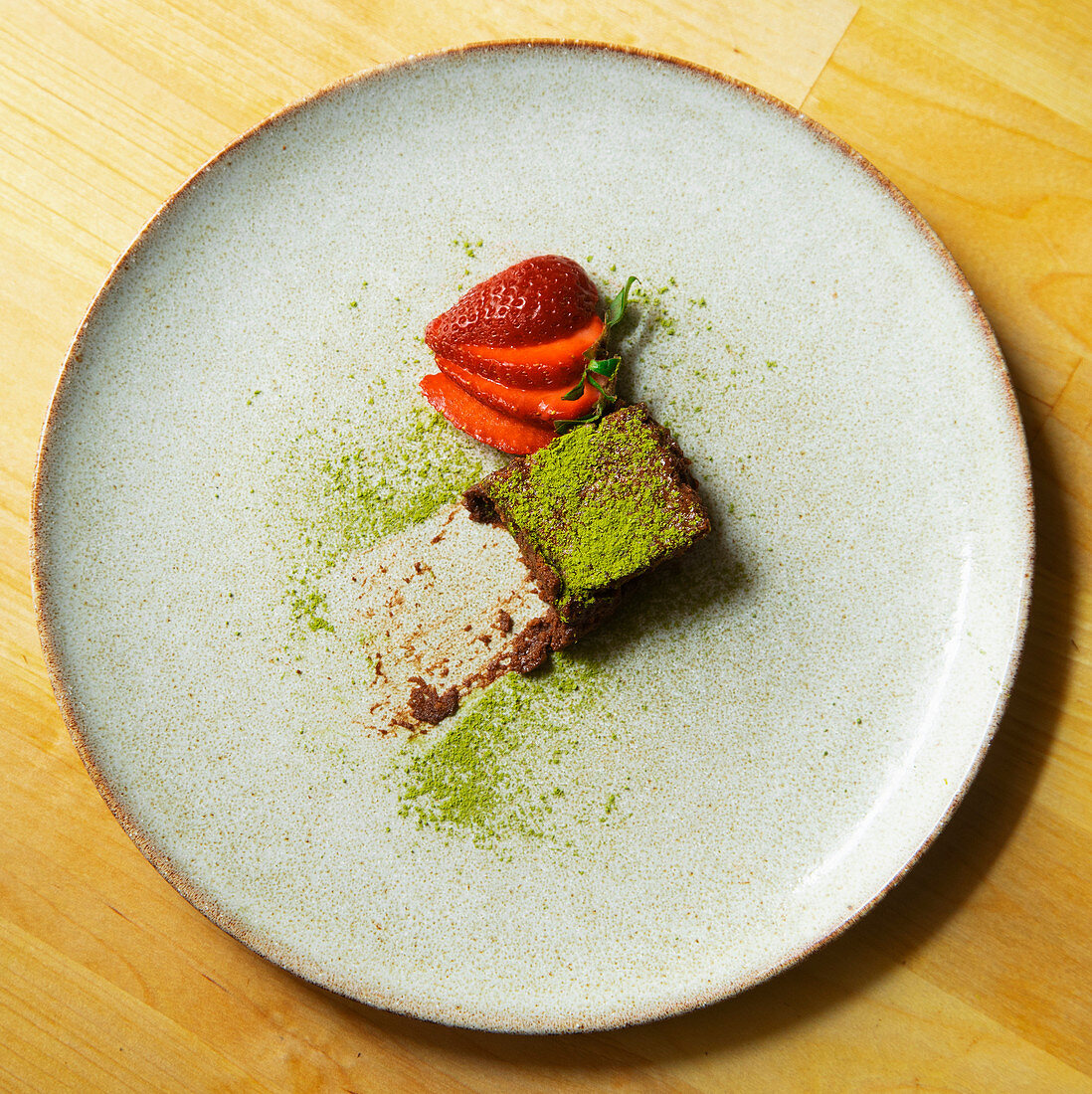 Schokoladen-Kuchenschnitte mit Matcha, angebissen