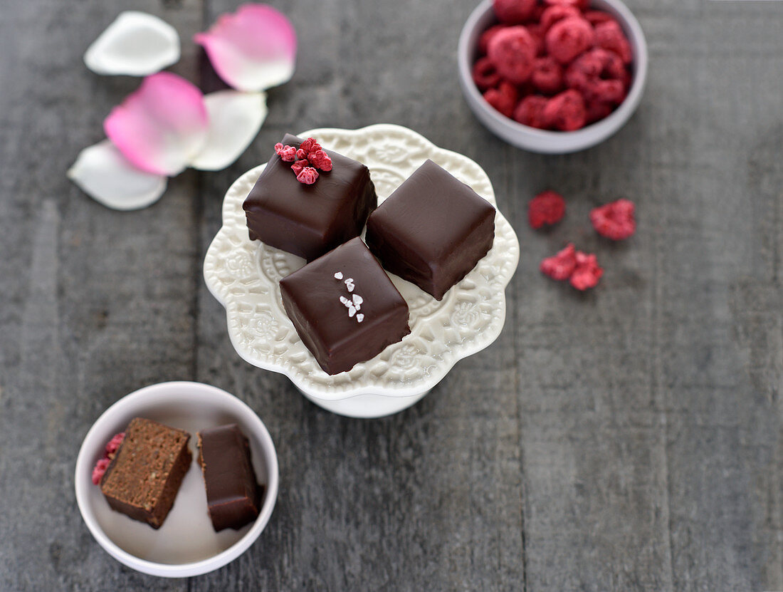 Veganes Kichererbsen-Mandel-Dattel-Konfekt mit Schokoglasur, getrockneten Himbeeren oder Meersalz