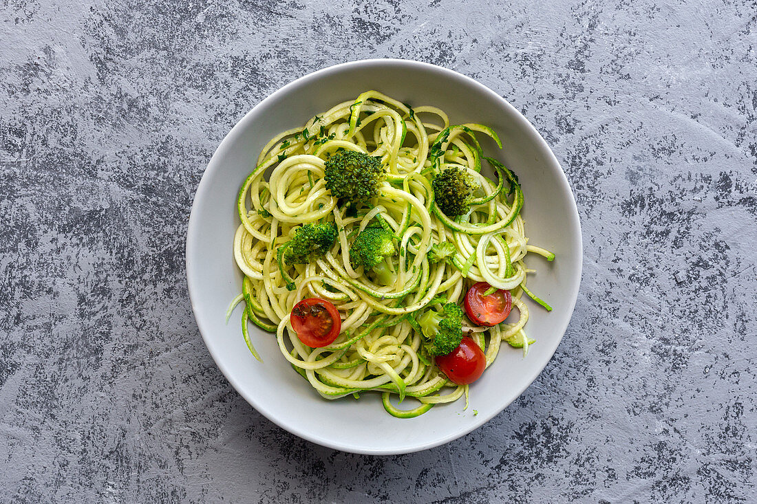 Hausgemachte Zucchinispaghetti mit Pesto, Brokkoli und Kirschtomaten