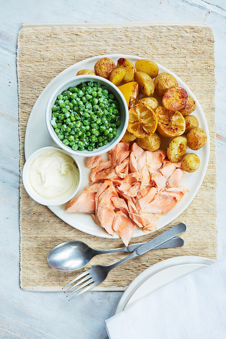 Gebratener Lachs mit Erbsen und Babykartoffeln