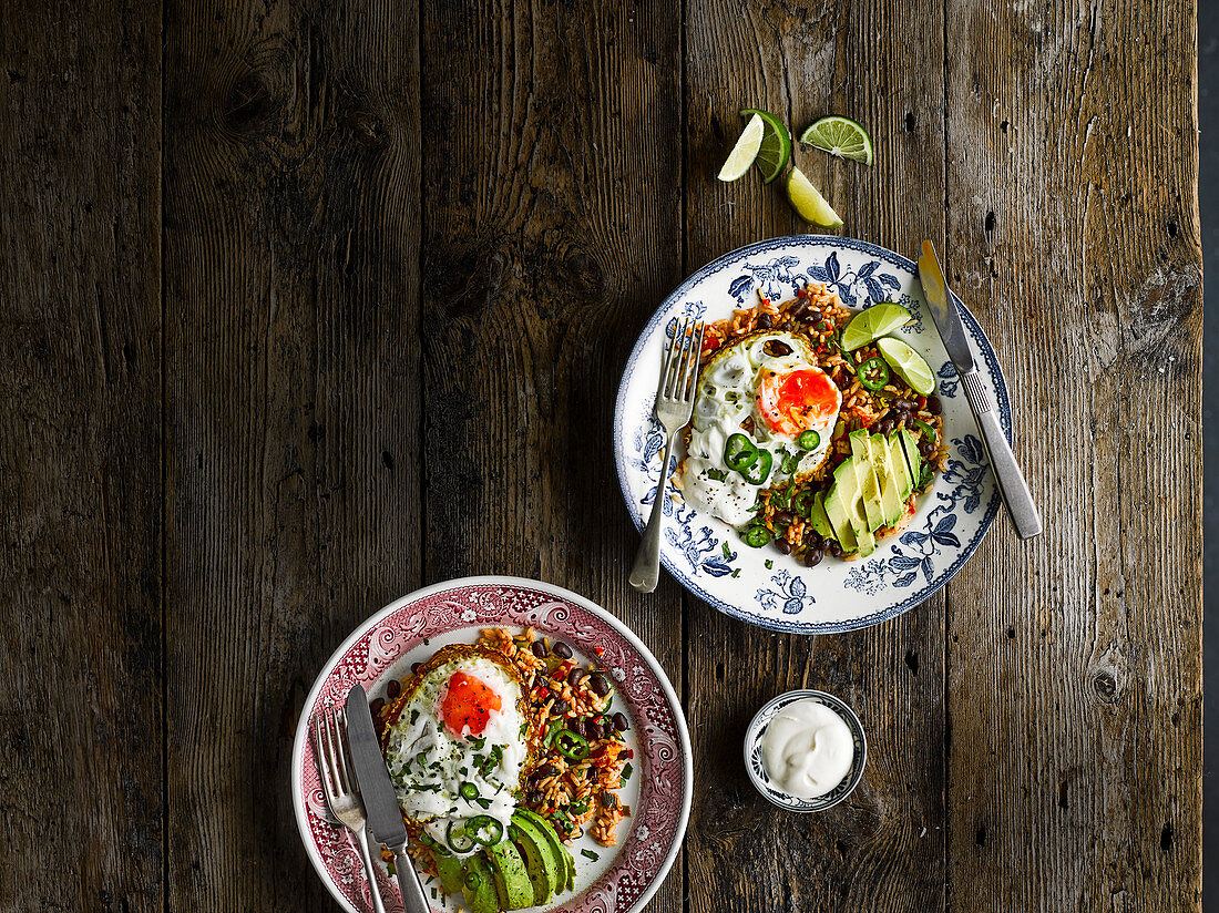 Schwarze Bohnen und Reis mit Spiegelei, Avocado und eingelegten Chilischoten