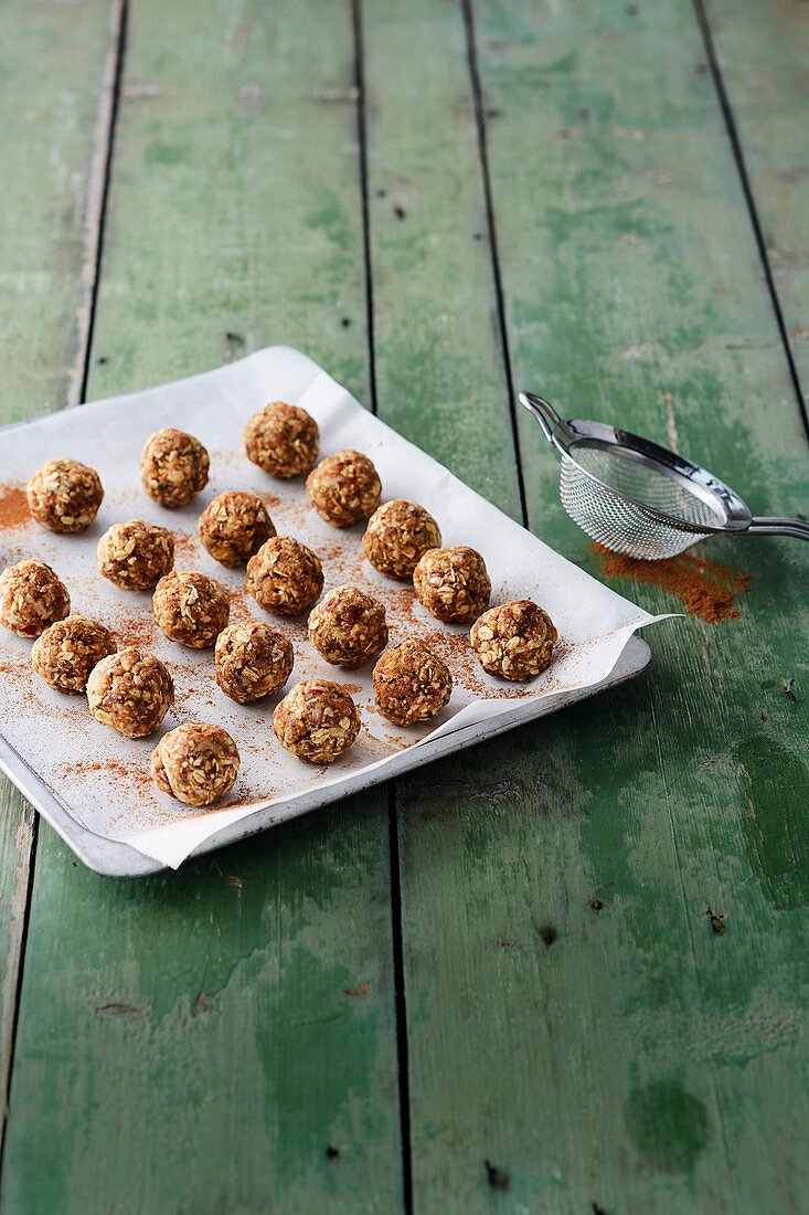 Energy balls with apple crumble