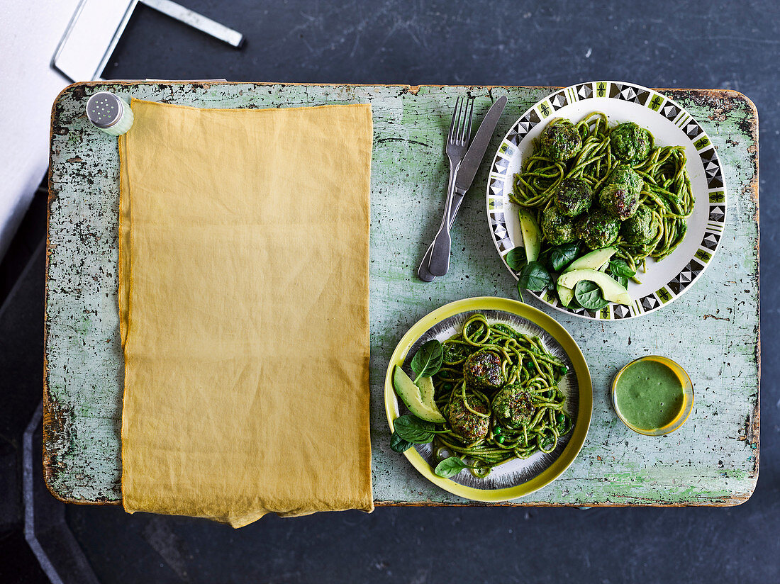 Green spaghetti and meatballs