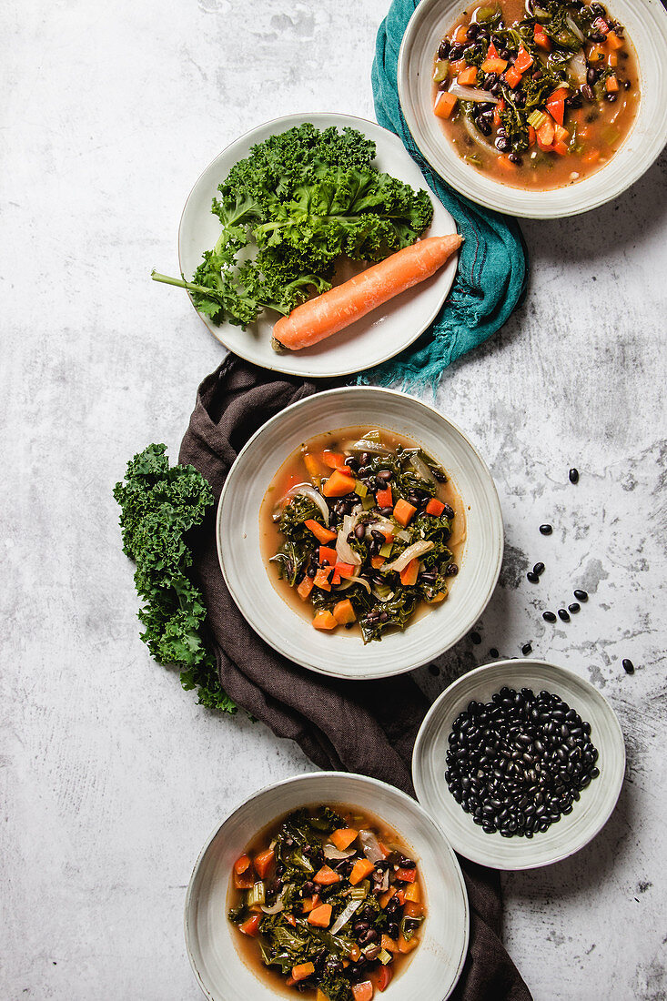 Grünkohlsuppe mit schwarzen Bohnen und Möhren