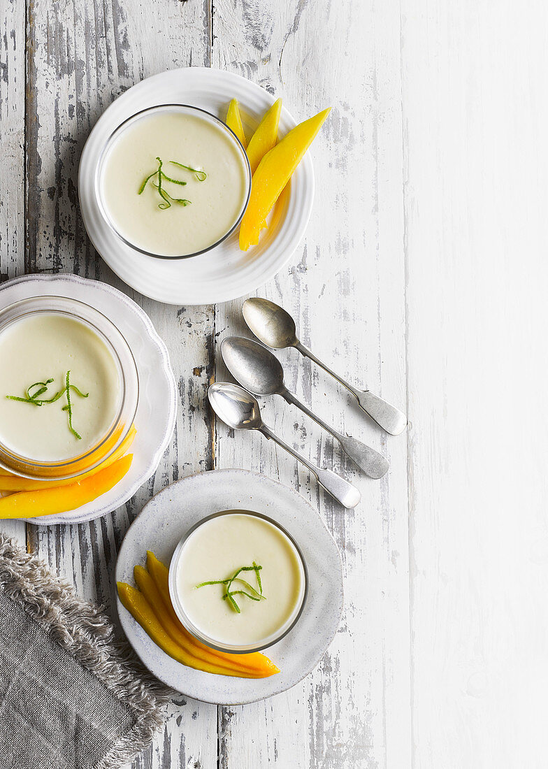 Kokoscremesuppe mit Mango und Limettenzesten