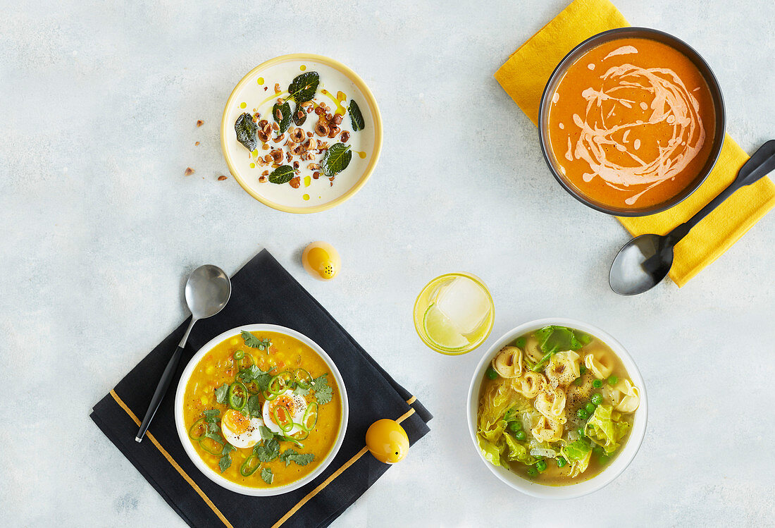 Blumenkohlsuppe, Mais-Paprika-Suppe, Kürbissuppe und Minestrone mit Tortellini