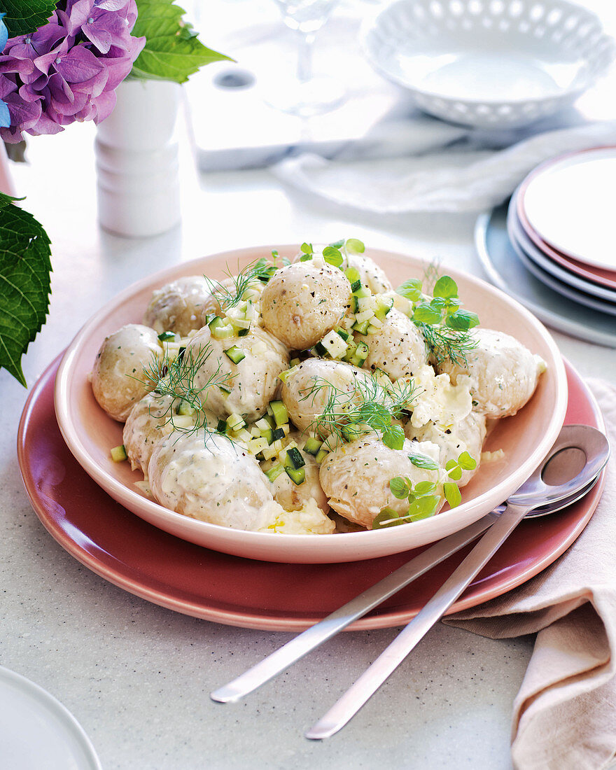 Kartoffelsalat aus Babykartoffeln mit Burrata-Dressing und Kräutern