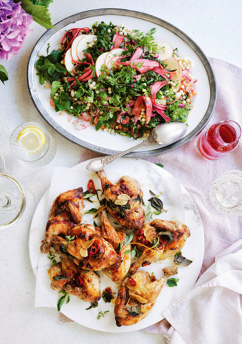 Knoblauch-Spatchcocks dazu Couscousssalat mit Rhabarber, Kräutern und Wermut