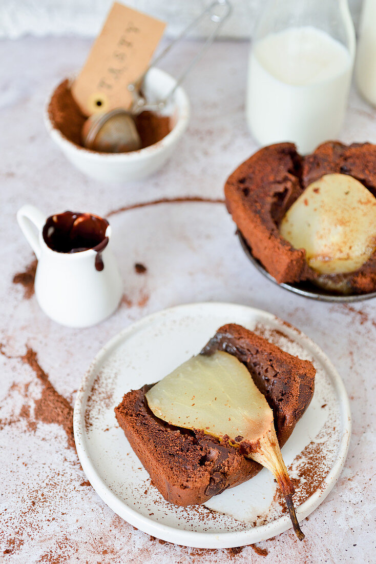 Ein Stück Schokoladen-Kastenkuchen mit versunkener Birne