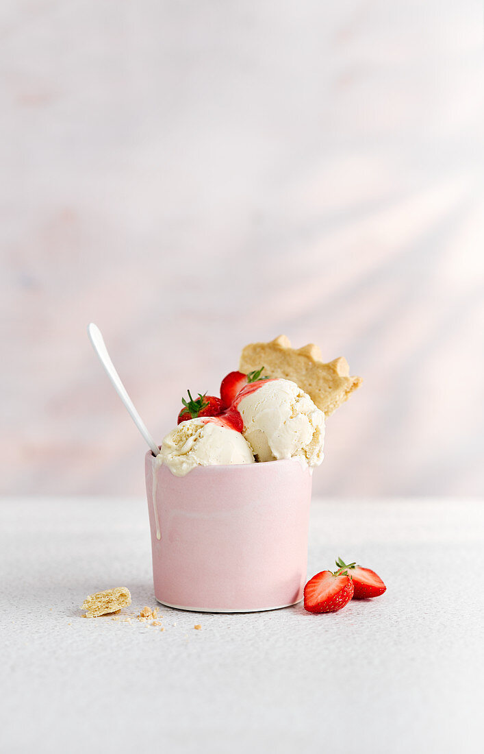 Vanilla Ice Cream with Strawberry Sauce Shortbread