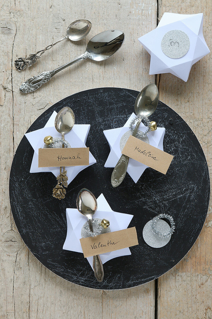 Place cards made from DIY origami stars and antique spoons